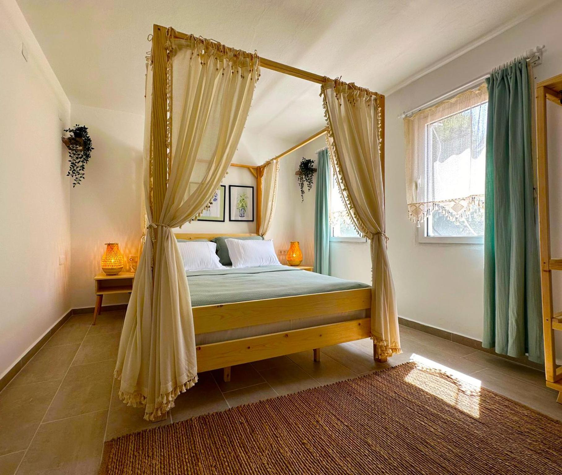 Hotel Monk Island *